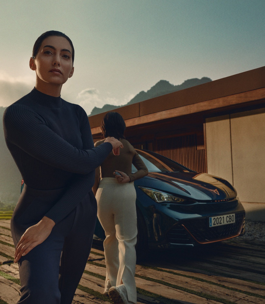 tjej-framfor-cupra-born