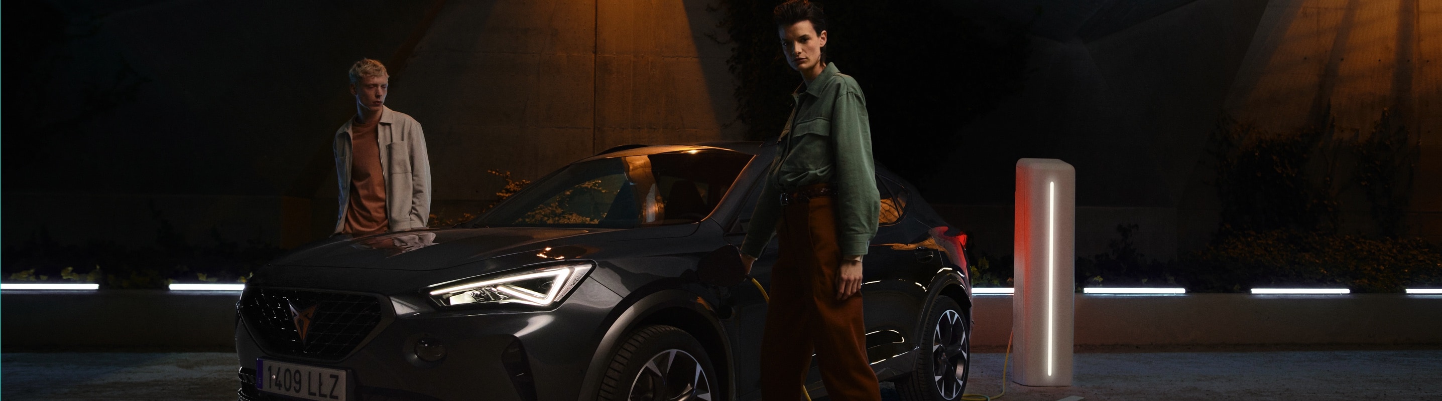 friends-in-front-cupra-formentor-charging-street