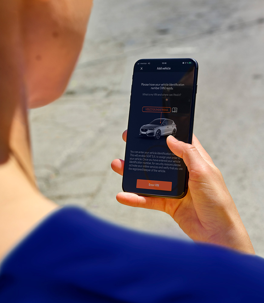 kvinna%20lägger%20till%20sin%20bil%20i%20CUPRA%20CONNECT%20appen%20